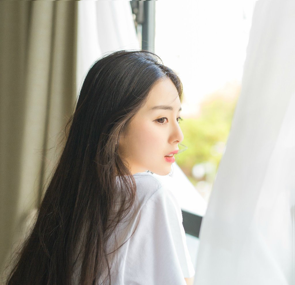 “主公，大势已去，开城投降吧。”黄权叹了口气，目光有些复杂的看向刘璋，臣心已失，不只是城外那些来自阆中大营的将士，就算是在这城中，上至世家官员，下到将士百姓，甚至包括一直以来被刘璋所偏袒的吴懿这些人，又有几人会在这种情况下愿意跟刘璋共进退？